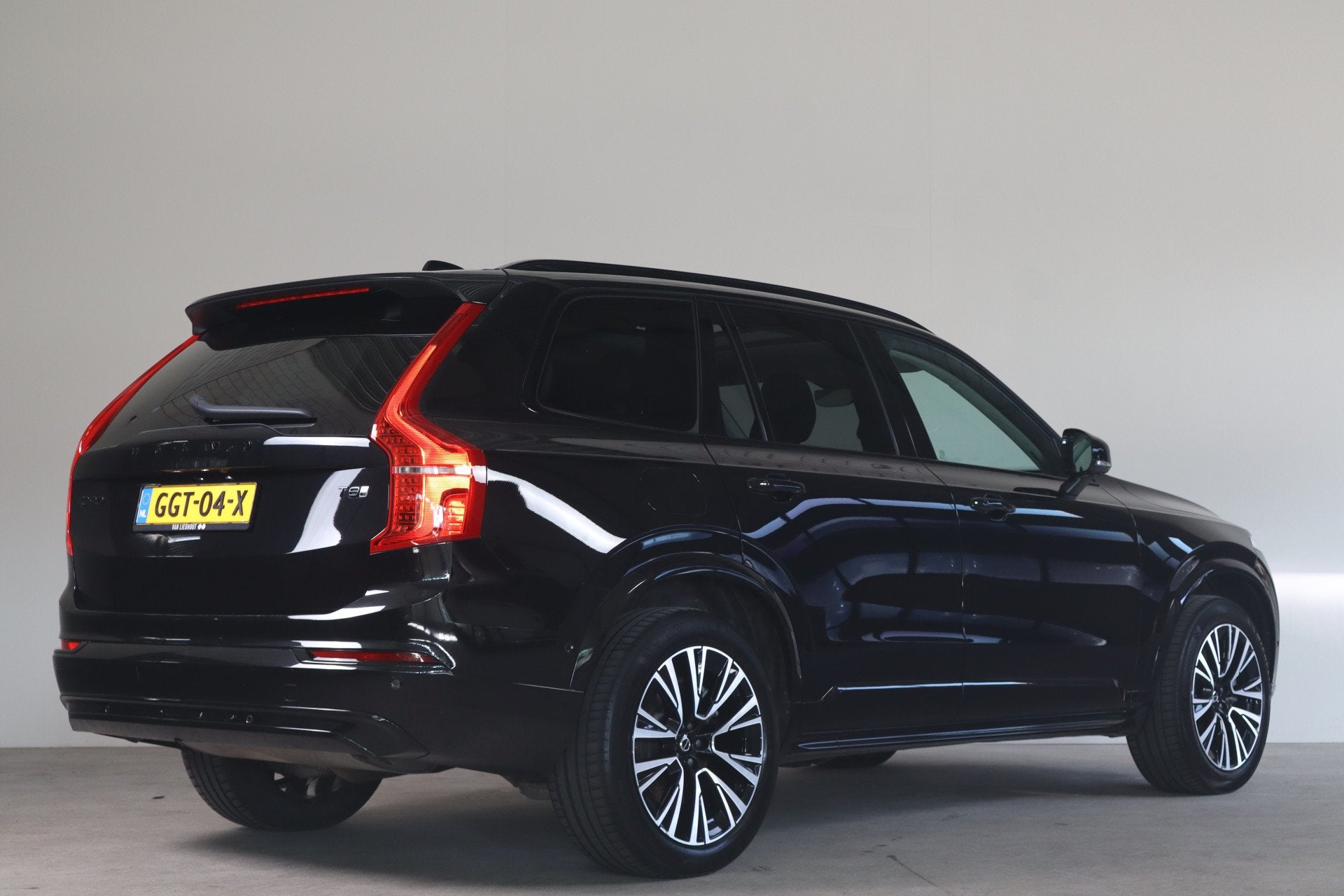 Volvo XC90 2.0 T8 Plug-in hybrid AWD Ultra Dark- NL- Auto! B, Gebruikt, 4 cilinders, 1969 cc, Zwart