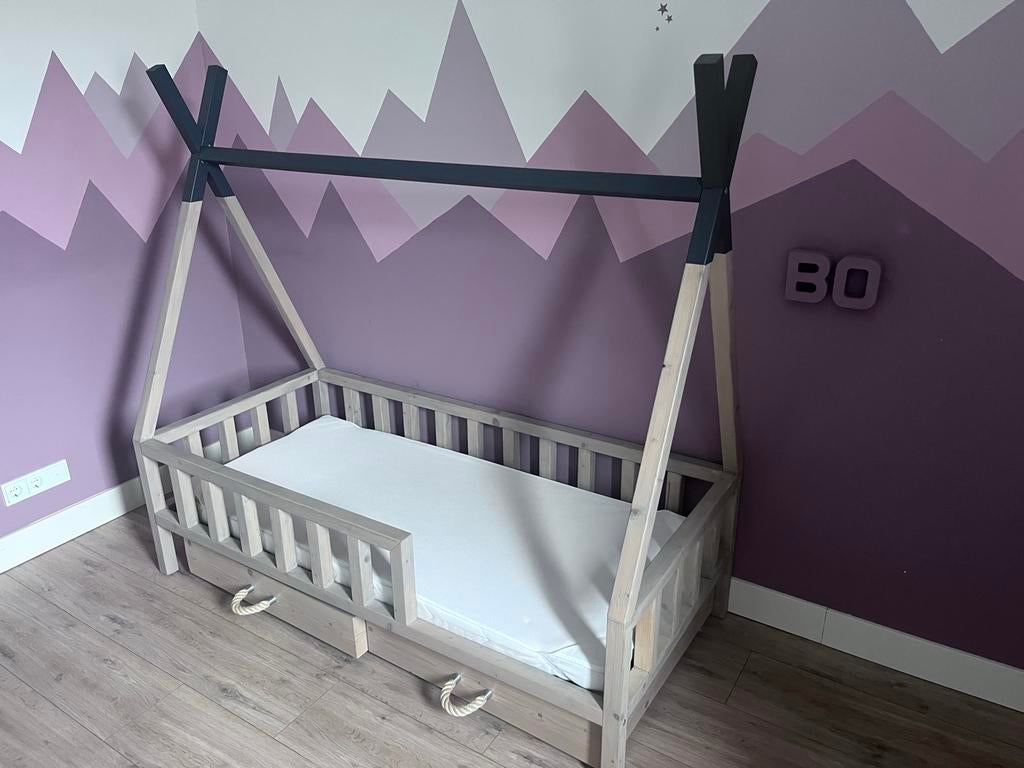 Peuterbedje hout grey wash met 2 rolbakken en matras, Ophalen, Gebruikt, 70 tot 85 cm, 140 tot 160 cm