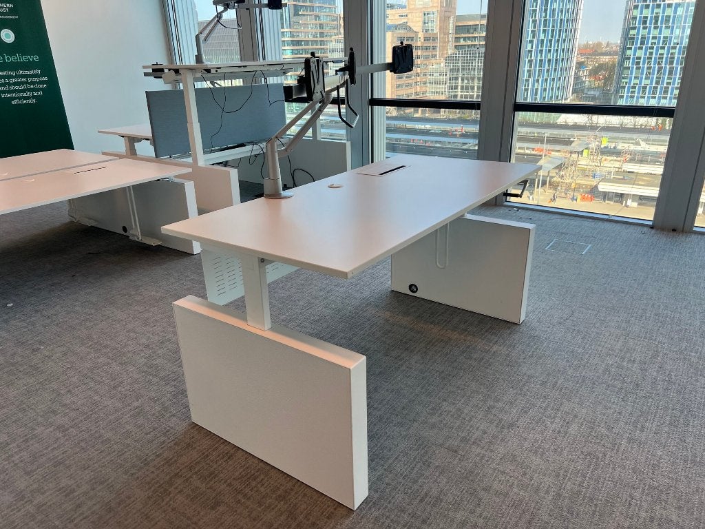 Gispen Verstelbaar bureau met slinger, kabelgoot, 2 st