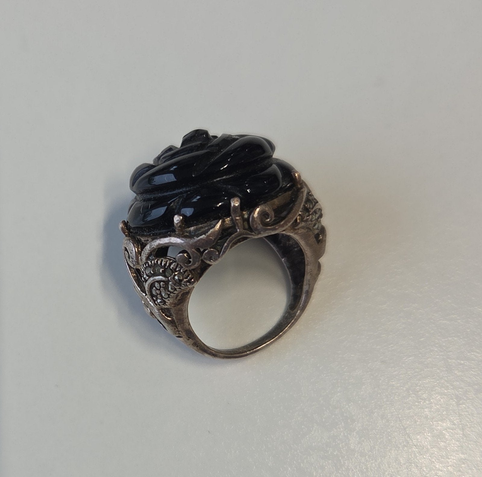 zilveren ring met zwarte steen roos bloem motief, Ophalen of Verzenden, X, Dame, Zilver