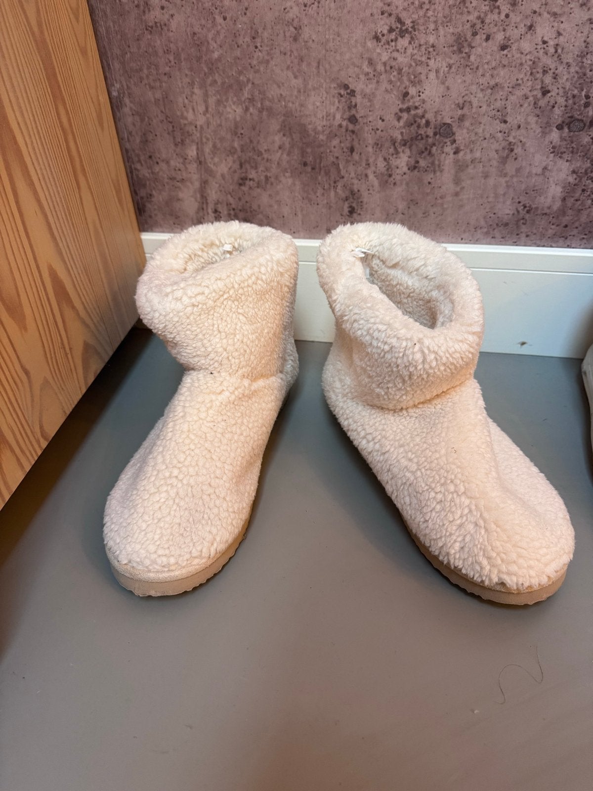 Comfortabele beige pantoffels maat 40, Ophalen of Verzenden, Zo goed als nieuw, Beige, Pantoffels of Sloffen