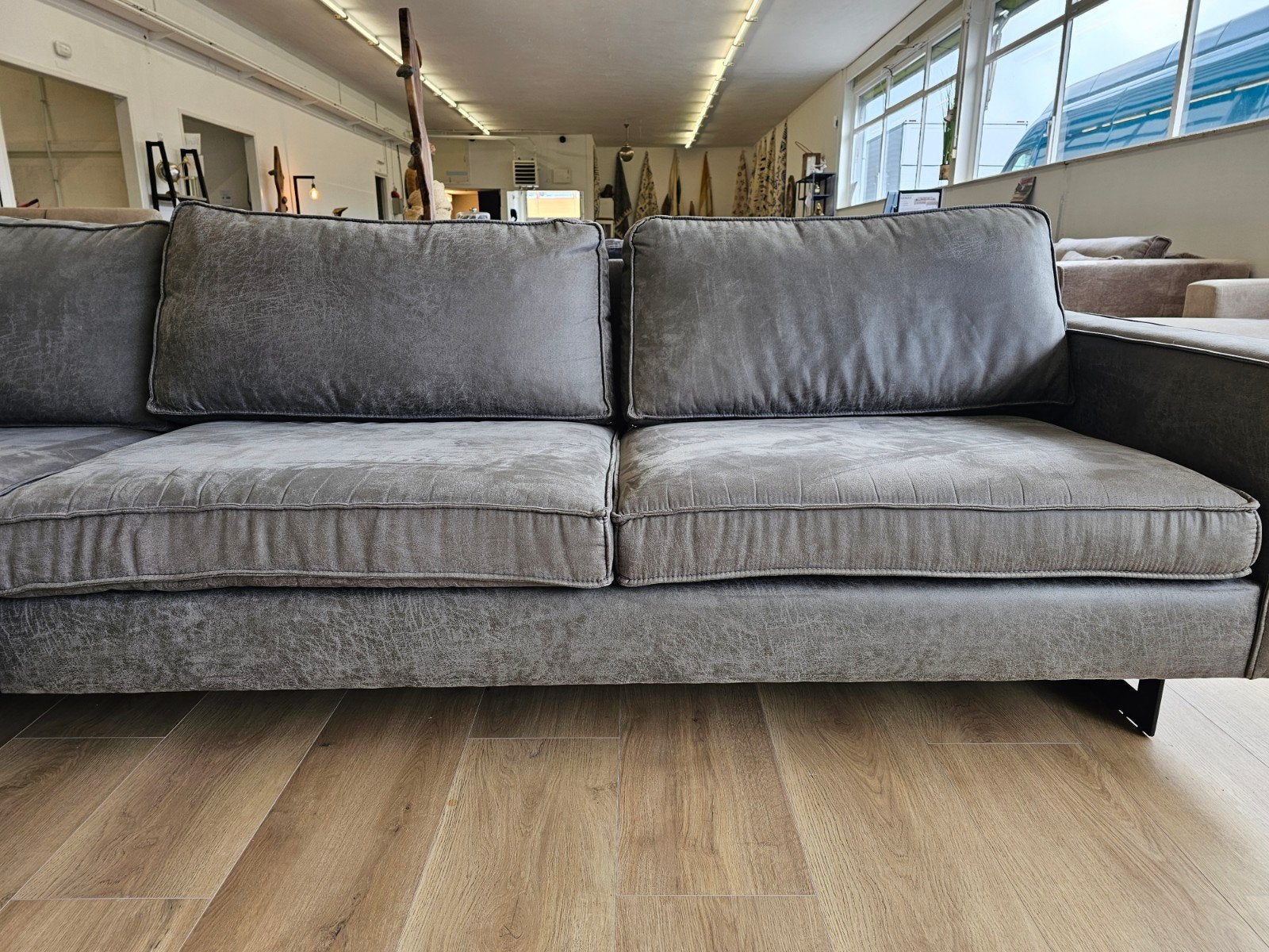 Grijze microvezel  hoekbank met u poot, 125 cm of meer, 125 cm of meer, Zo goed als nieuw, Info@homefriesland.nl