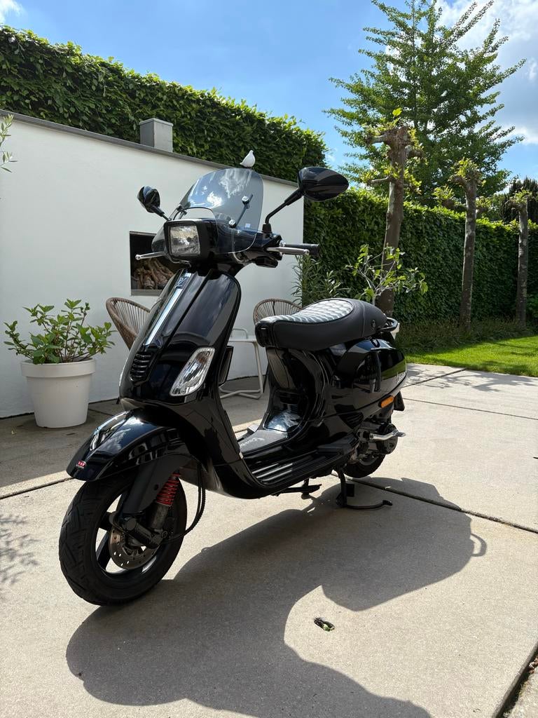 Prachtige Zwarte Vespa S50, Fietsen en Brommers, Scooters | Vespa, Zo goed als nieuw, Vespa S, Maximaal 45 km/u, Benzine, Ophalen