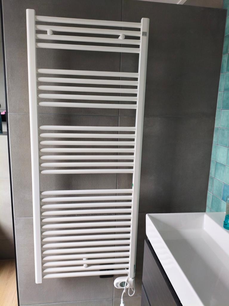 Te koop elektrische badkamer radiator, Doe-het-zelf en Verbouw, Ophalen, Radiator, Zo goed als nieuw, 60 tot 150 cm
