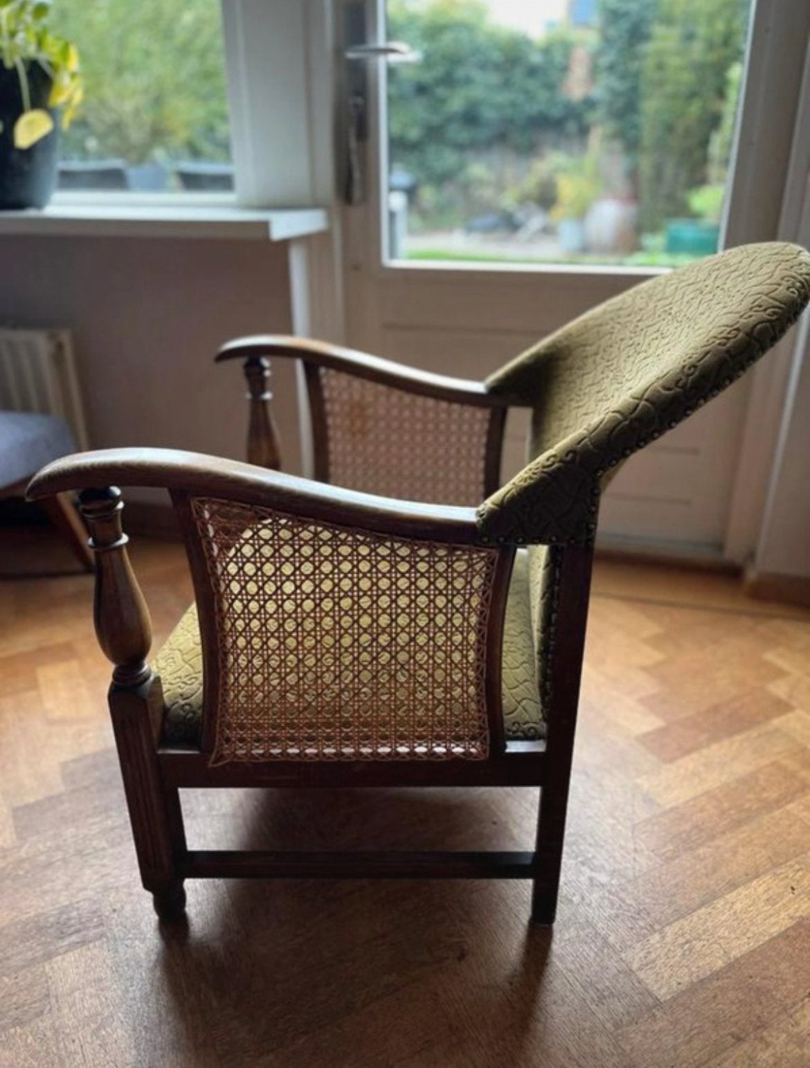 Vintage fauteuil met rotan en voetenbankje, Antiek en Kunst, Ophalen
