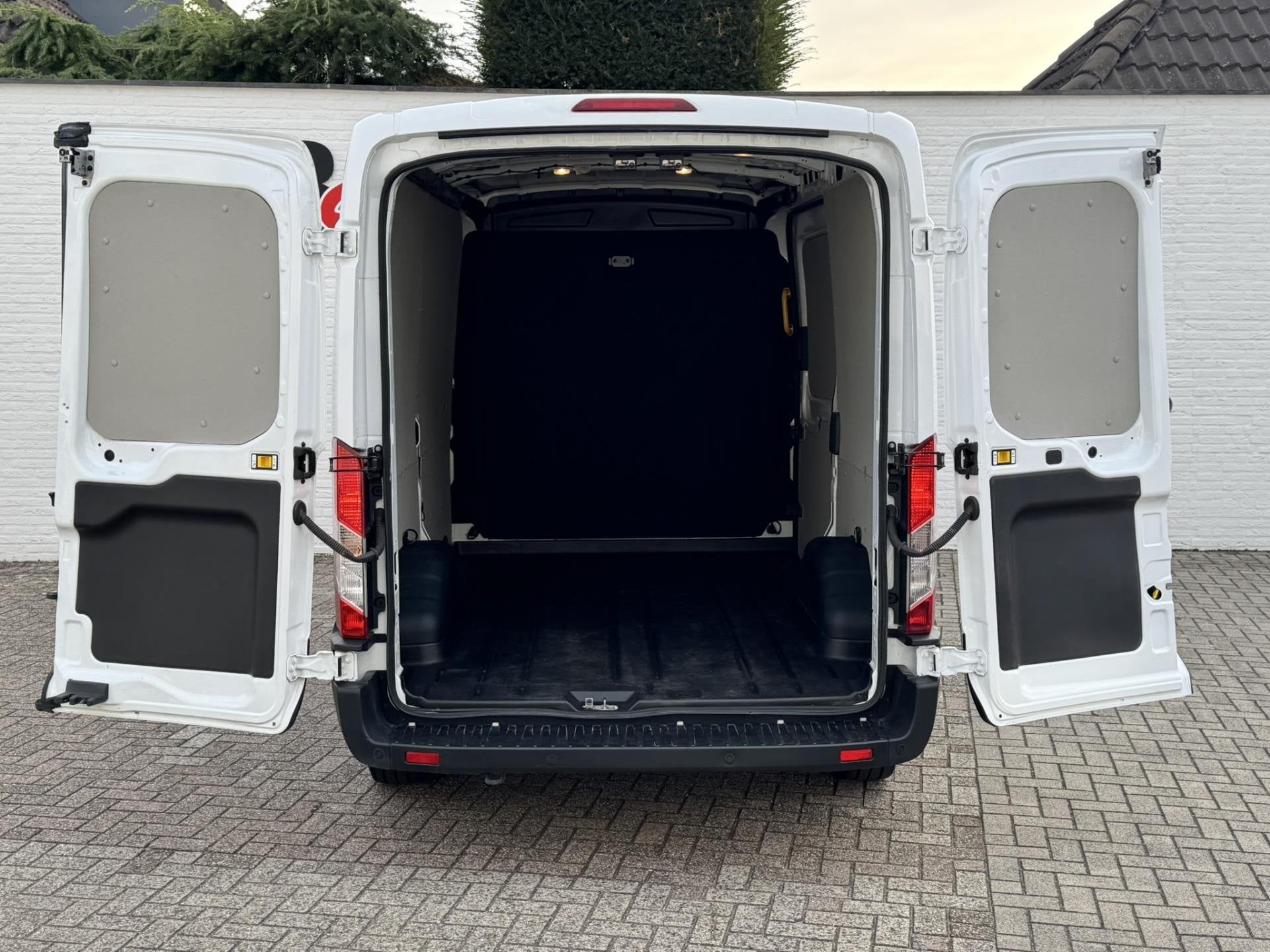 Ford TRANSIT 130pk L2H2 Trend Airco Cruise Pdc 3 Zitplaatsen, Voorwielaandrijving, 4 cilinders, Bedrijf, 130 pk