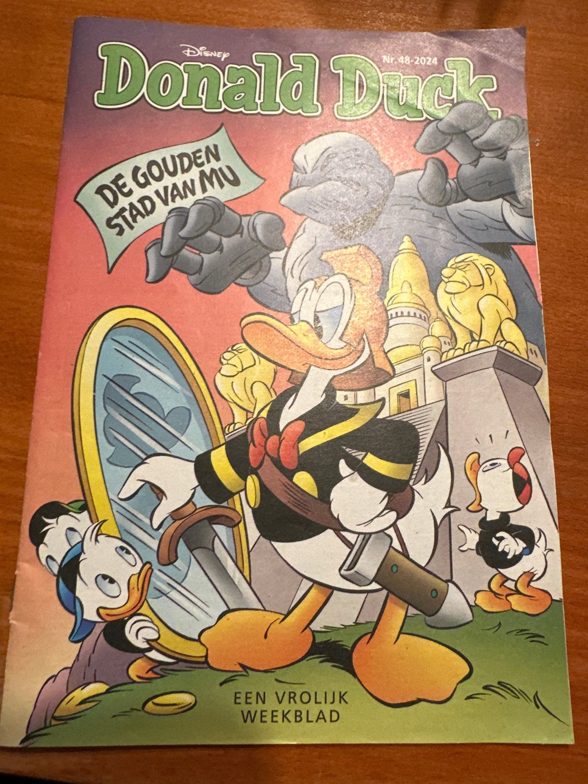Donald Duck Weekblad - De Gouden Stad van Mu (Nr. 48-2024), Eén stripboek, Ophalen of Verzenden, Gelezen