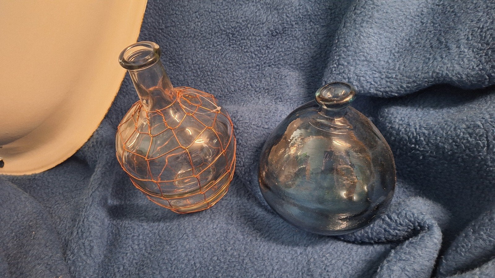 Decoratieve glazen flessen met draadwerk, Ophalen