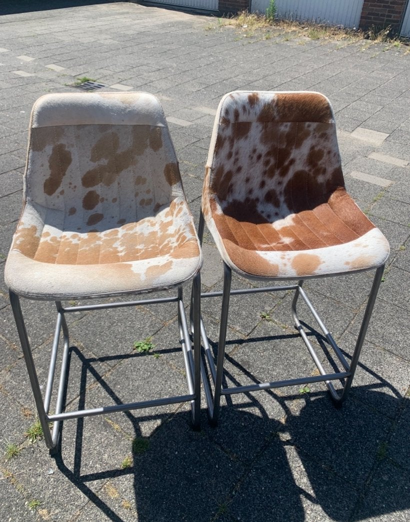 2 vintage barkrukken  met koehuid, 5 krukken of meer, Ophalen, Zo goed als nieuw, 60 tot 90 cm
