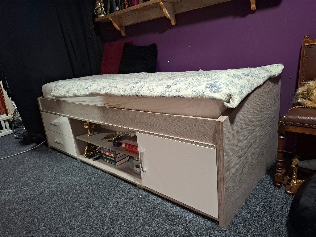 Scandinavisch een persoons bed, Huis en Inrichting, Slaapkamer | Bedden, Ophalen, 90 cm, Eenpersoons, Beige