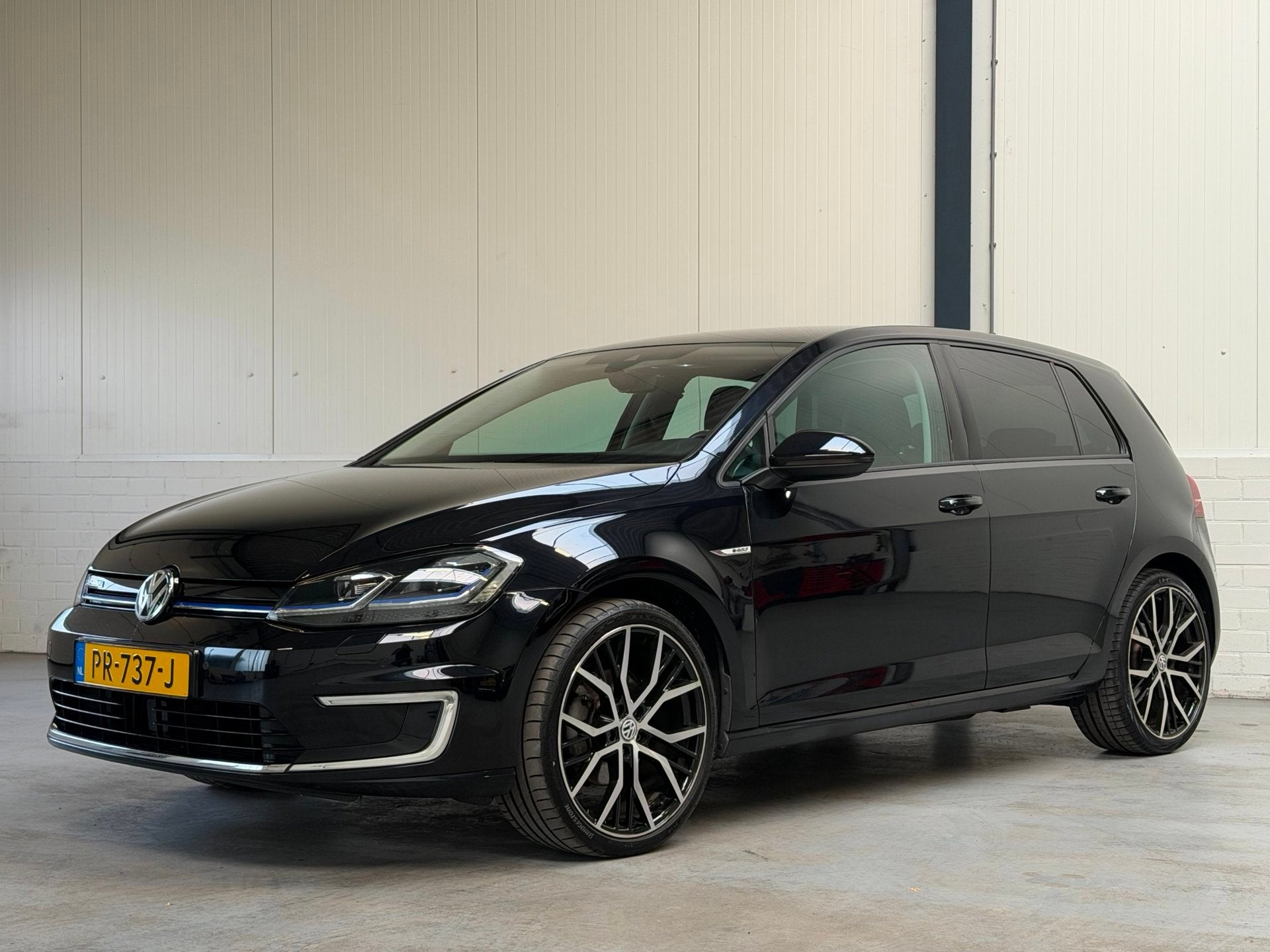 Volkswagen E-Golf E-Golf|SoH86%|36kWh|Leder|Virtual|Adaptief, Auto's, Dealer onderhouden, 136 pk, Gebruikt, Zwart