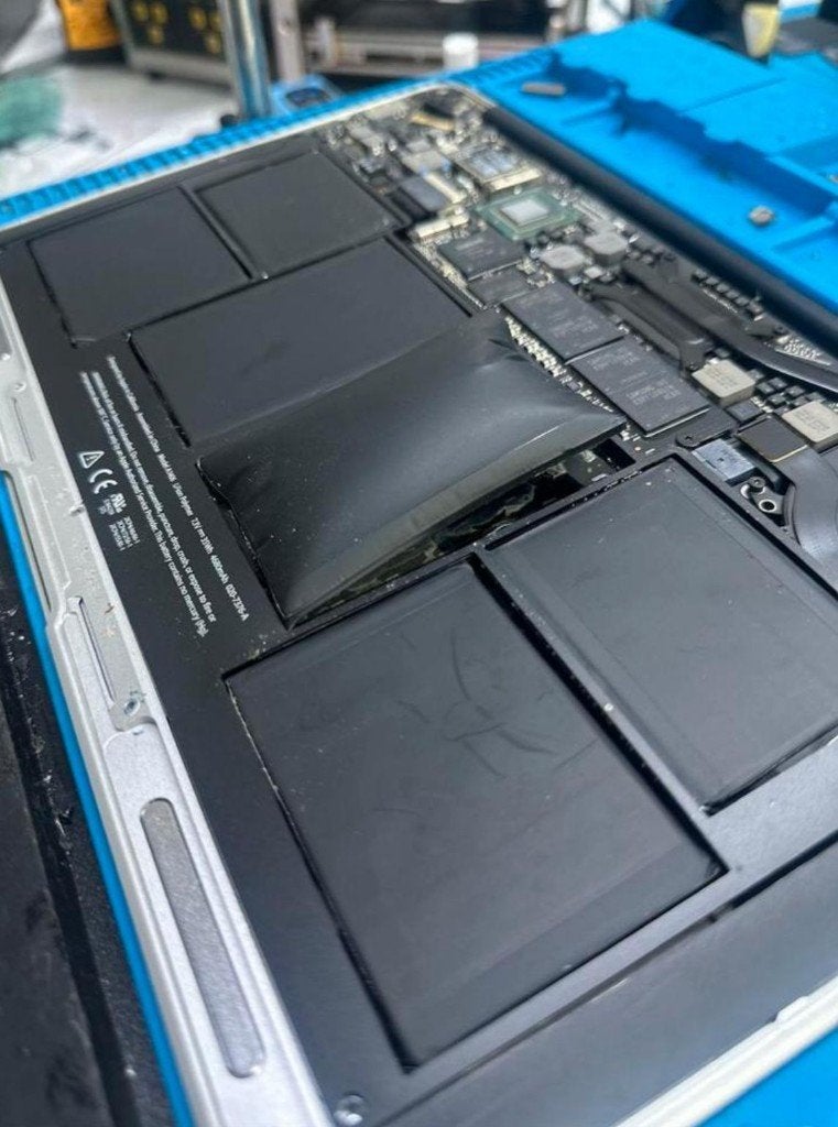 Foto 2 van MacBook iMac Reparatie Scherm Toetsenbord Waterschade