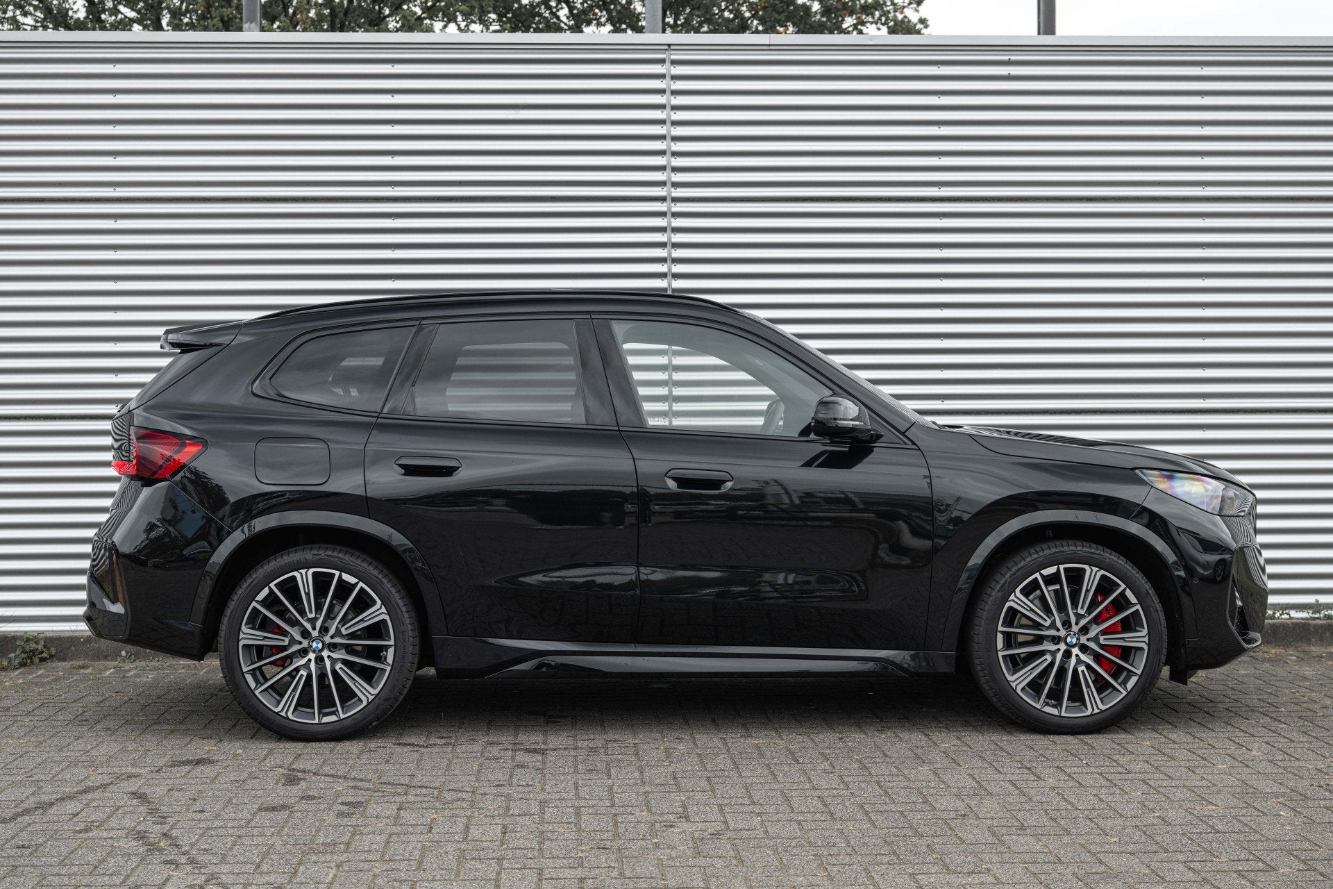 BMW X1 xDrive25e M Sport Automaat / Panoramadak / Trekhaak /, Auto's, Dealer onderhouden, Adaptive Cruise Control, Zwart, Bedrijf