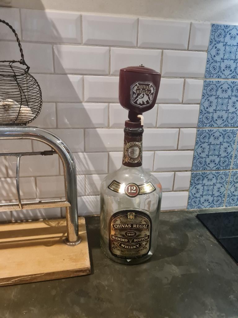 Grote lege fles Chivas Regal met pompje, Heikant 21 Kaatsheuvel, Belle Vieille Brocante, Zo goed als nieuw, Jolandamonsieurs@gmail.com