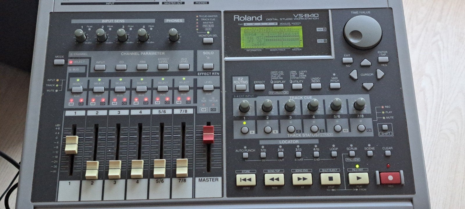 Roland VS-840 Digital Studio Workstation met accessoires, Muziek en Instrumenten, Ophalen, Gebruikt, 5 tot 10 kanalen, Microfooningang