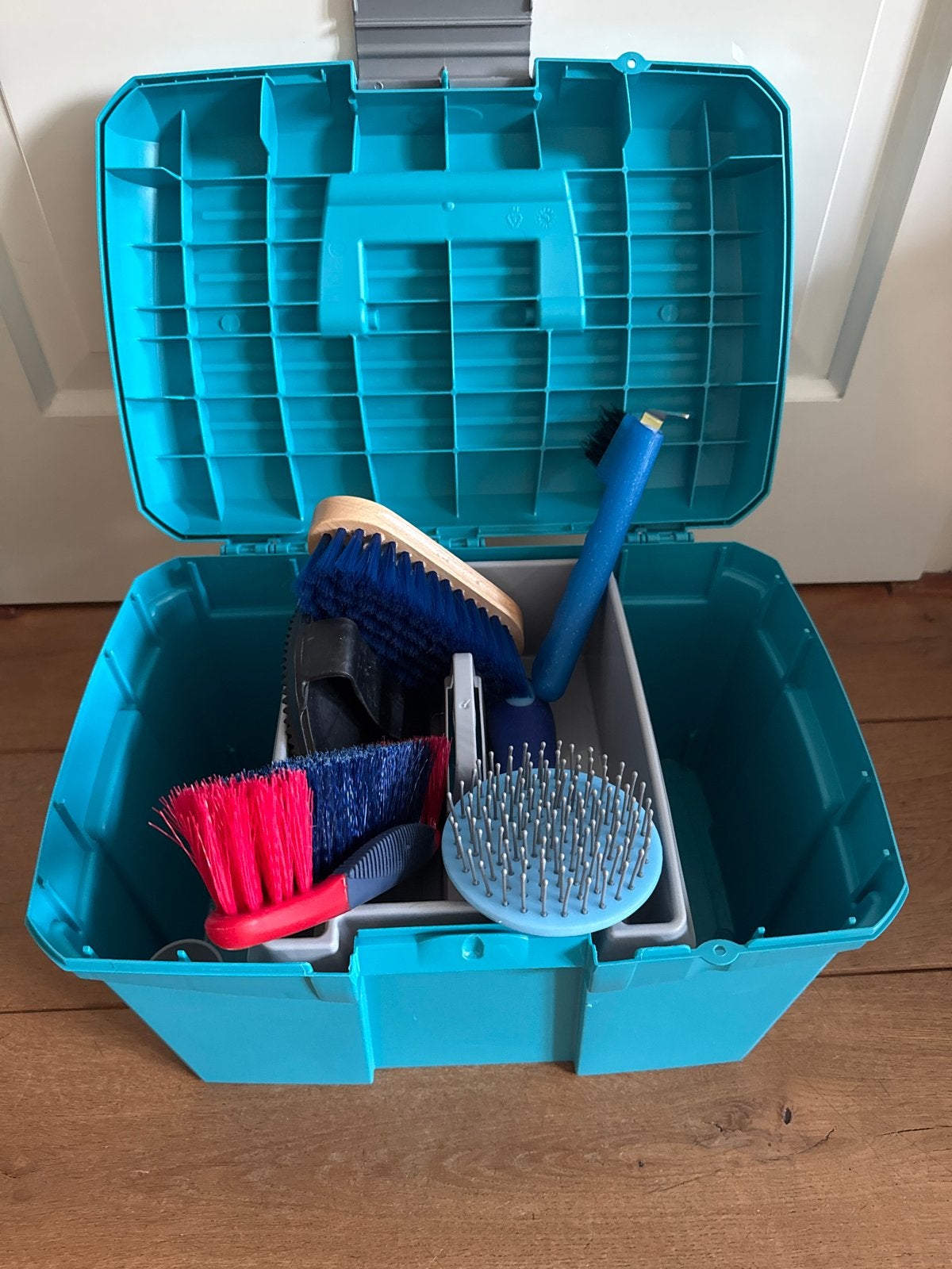 Paarden kist / verzorgingsbox met borstels, Ophalen, Zo goed als nieuw