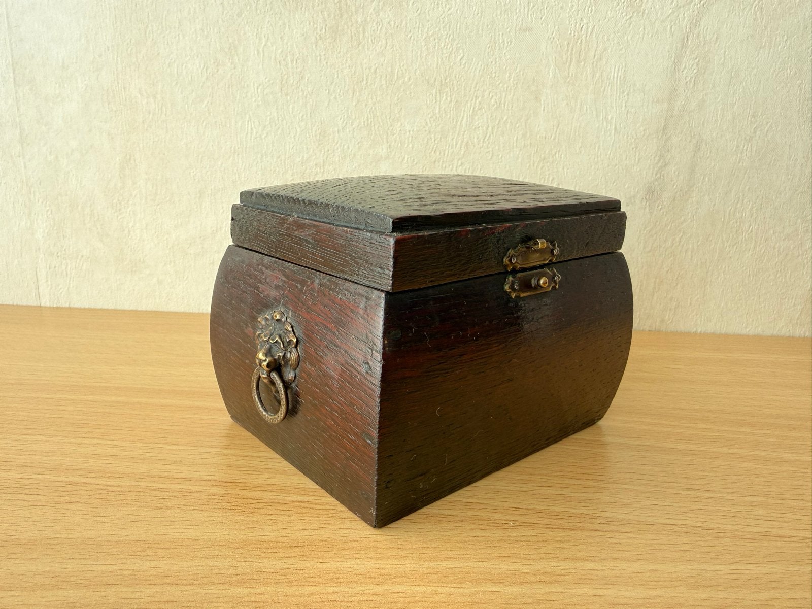 Antieke houten theekistje met leeuwenkop handvatten, Ophalen