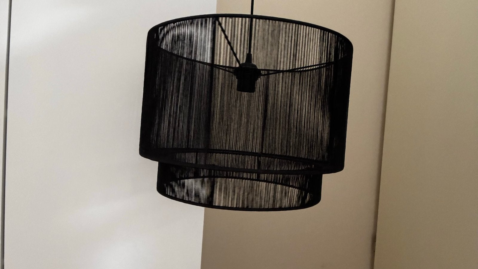 Zwarte hanglamp Nezha Kwantum, Huis en Inrichting, Ophalen, Gebruikt, Textiel, E27 (groot)