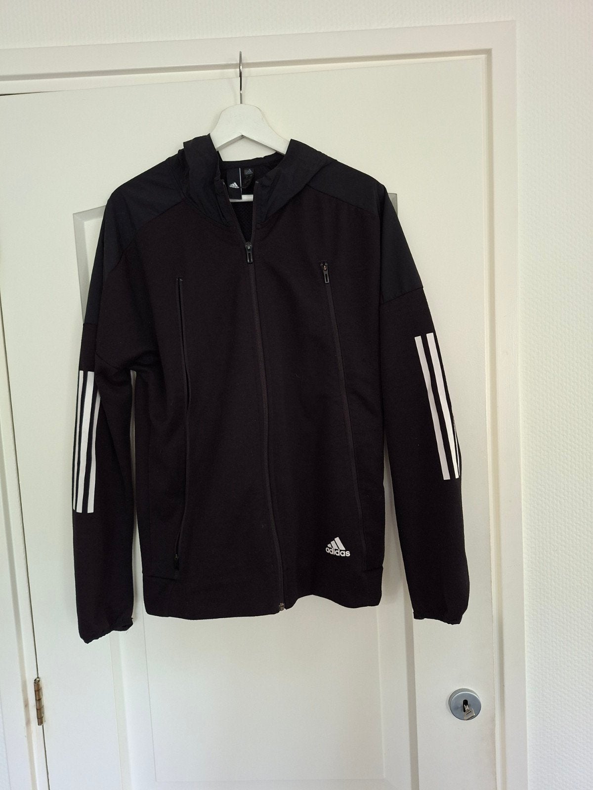 Adidas Sportvest / zome jas met capuchon - Maat M, Ophalen of Verzenden, Maat 48/50 (M), Zwart, Adidas