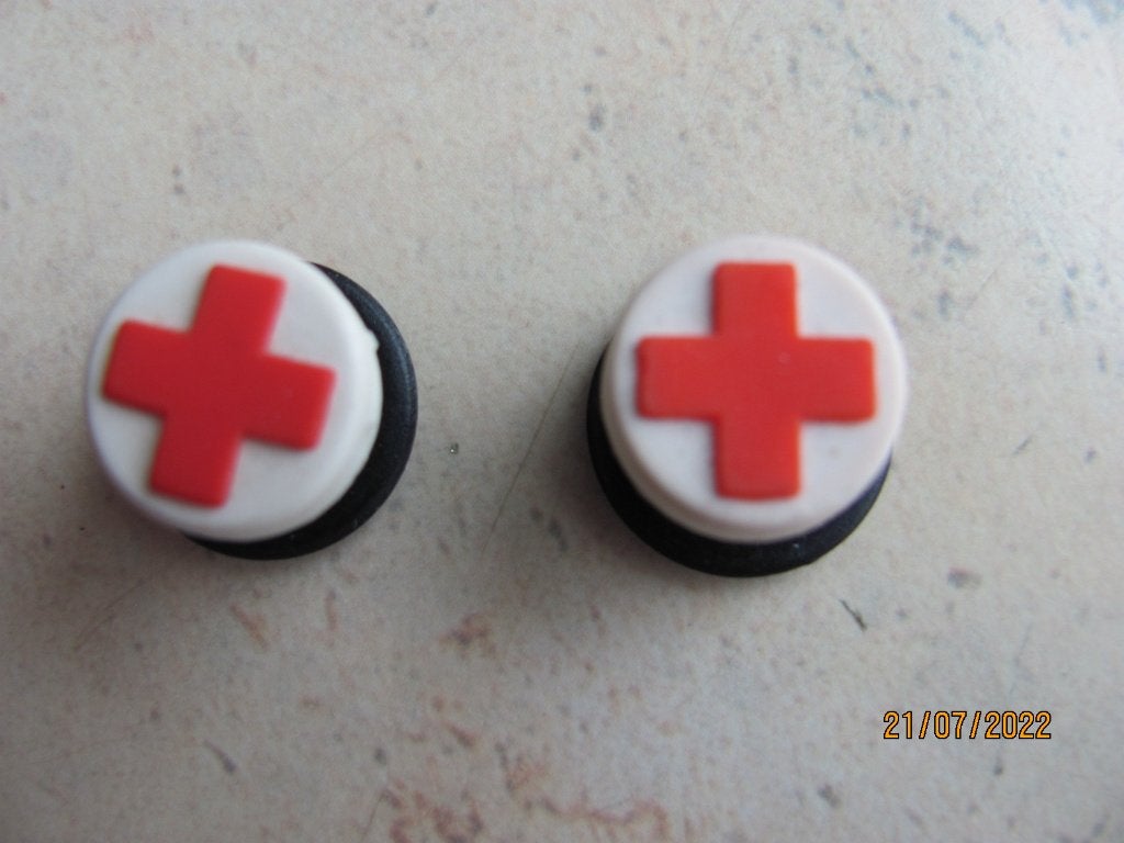 NIEUWSTAAT 2x Crocs figuur JIBBITZ Rood Kruis RED CROSS 1 cm, Ophalen of Verzenden, Zo goed als nieuw, Overige onderwerpen, Speldje of Pin