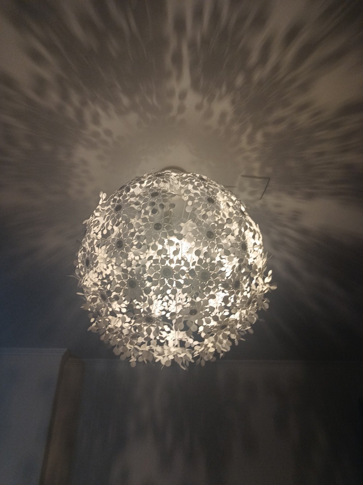 Moderne IKEA hanglamp, Huis en Inrichting, Lampen | Hanglampen, Ophalen, Kunststof, Gebruikt, Modern, Bloemig, Decoratief