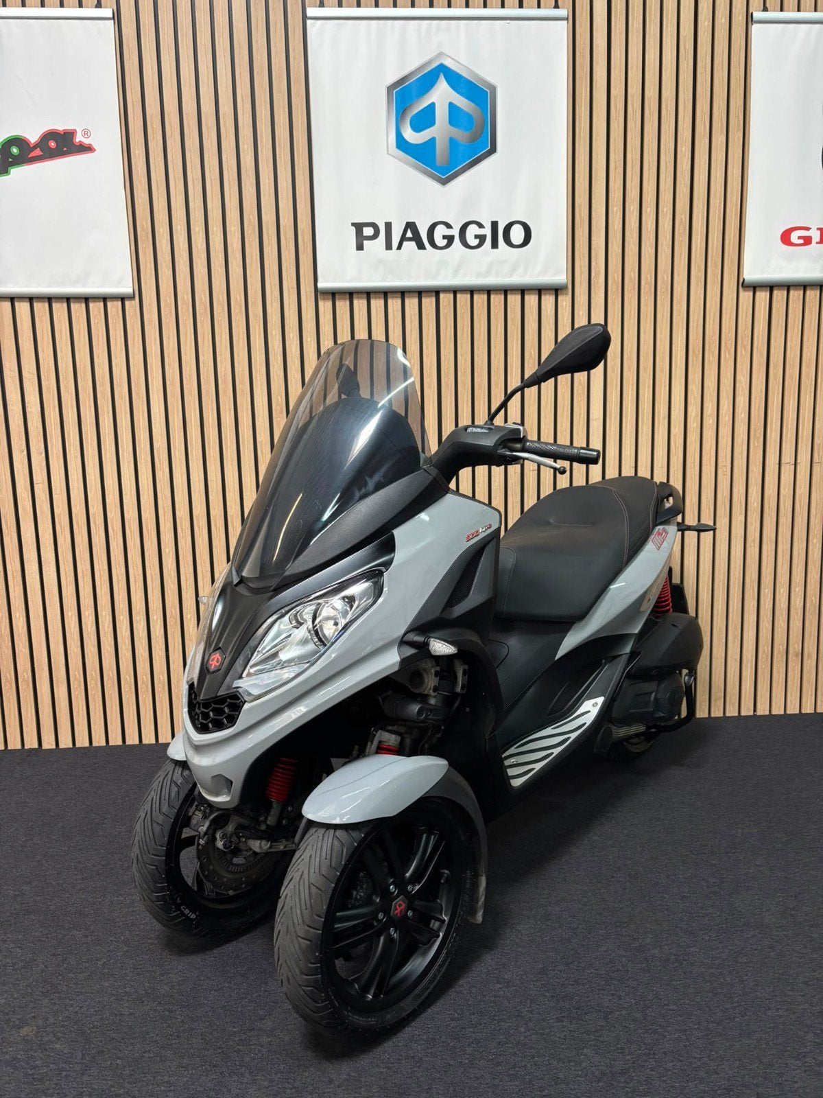 Piaggio MP3 300 LT HPE 2019 ABS ASR Akrapovic Autorijbewijs, LED Verlichting, 300 cc, Bedrijf, Sport