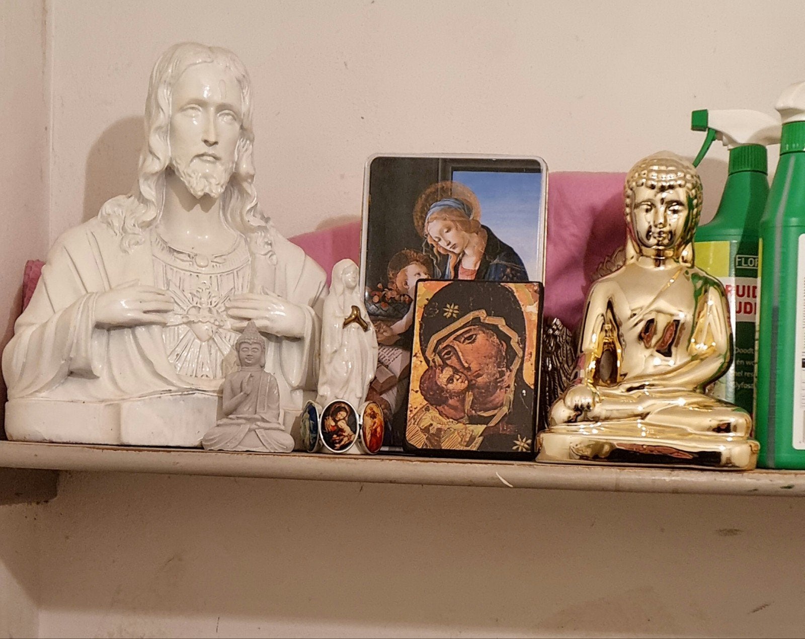 religieuze spullen.  katholiek en boedha., Ophalen