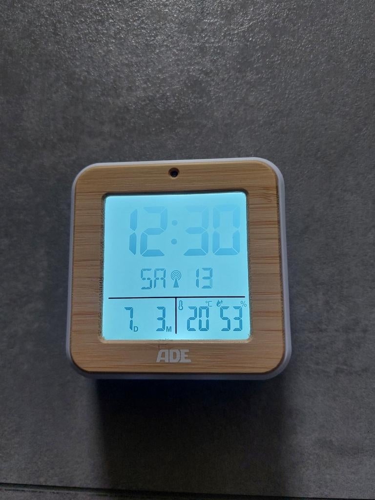 Kleine digitale klok met dubbele alarmfunctie, Ophalen of Verzenden, Nieuw, Digitaal, Wandklok