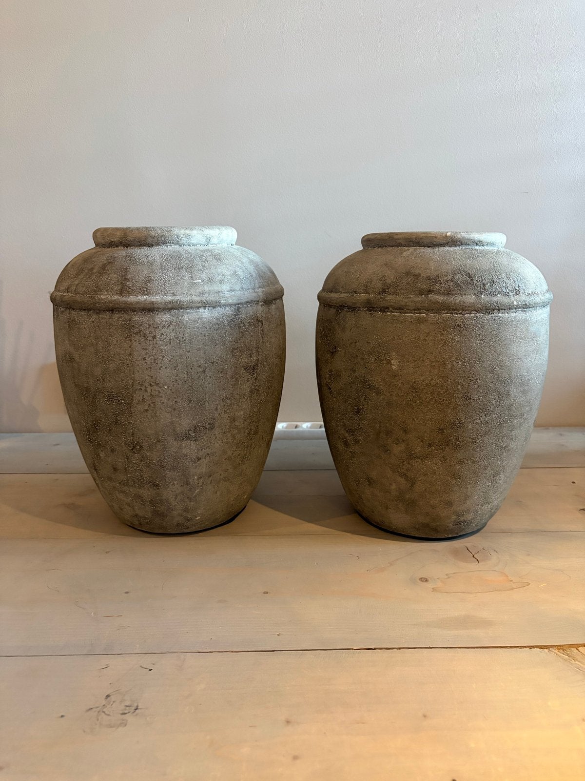 Set van 2 betonnen potten - 26x34 cm, Huis en Inrichting, Woonaccessoires | Vazen, Ophalen, Zo goed als nieuw, Grijs, 34 cm
