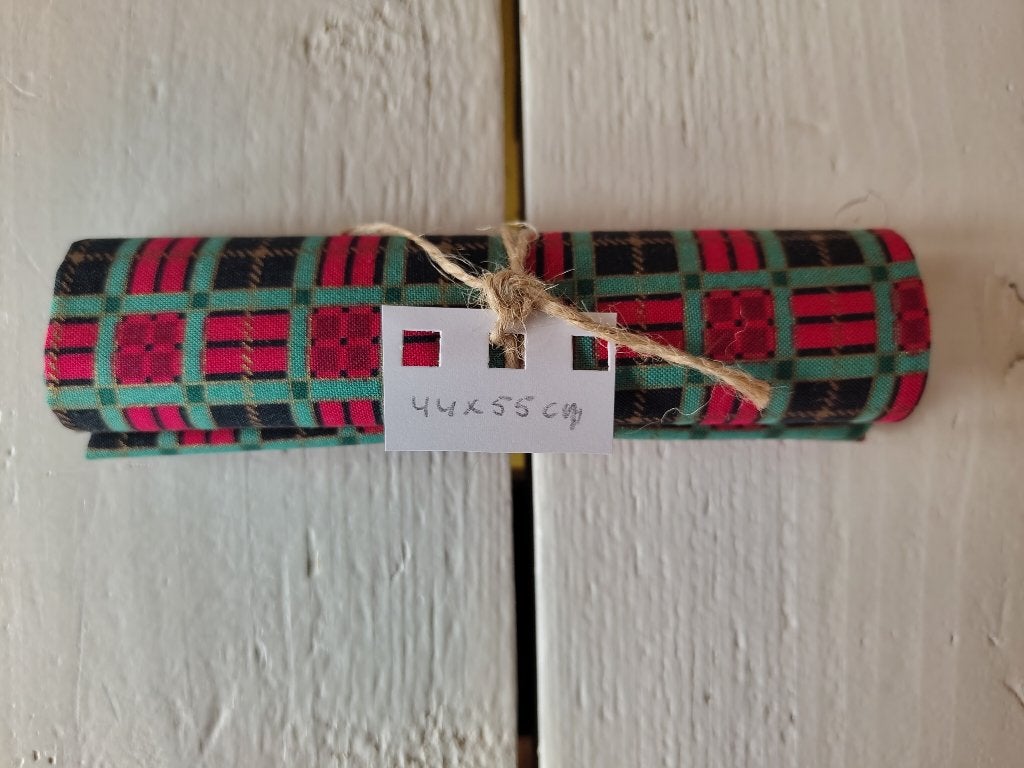 Mooie kerststof/quiltstof - ruit in rood, groen, zwart, goud, Hobby en Vrije tijd, Meerkleurig, Nieuw, Ophalen of Verzenden, 30 tot 120 cm