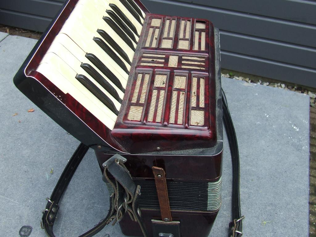 Leuke vintage beginners accordeon!, Muziek en Instrumenten, Accordeons, Gebruikt, Met riemen, Overige formaten, Toetsaccordeon