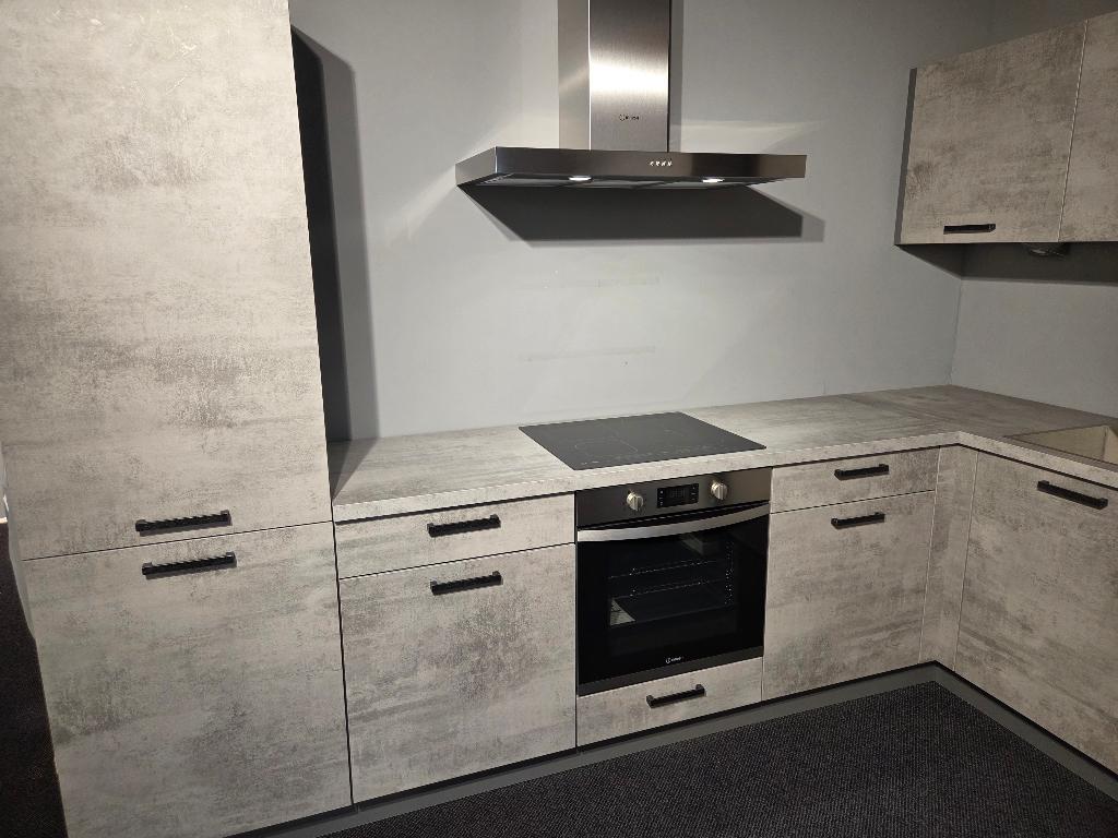 Nieuwe Showroomkeuken Hoek BETONLOOK incl. apparatuur / SALE, Hoekkeuken, Zo goed als nieuw, Kunststof, Grijs