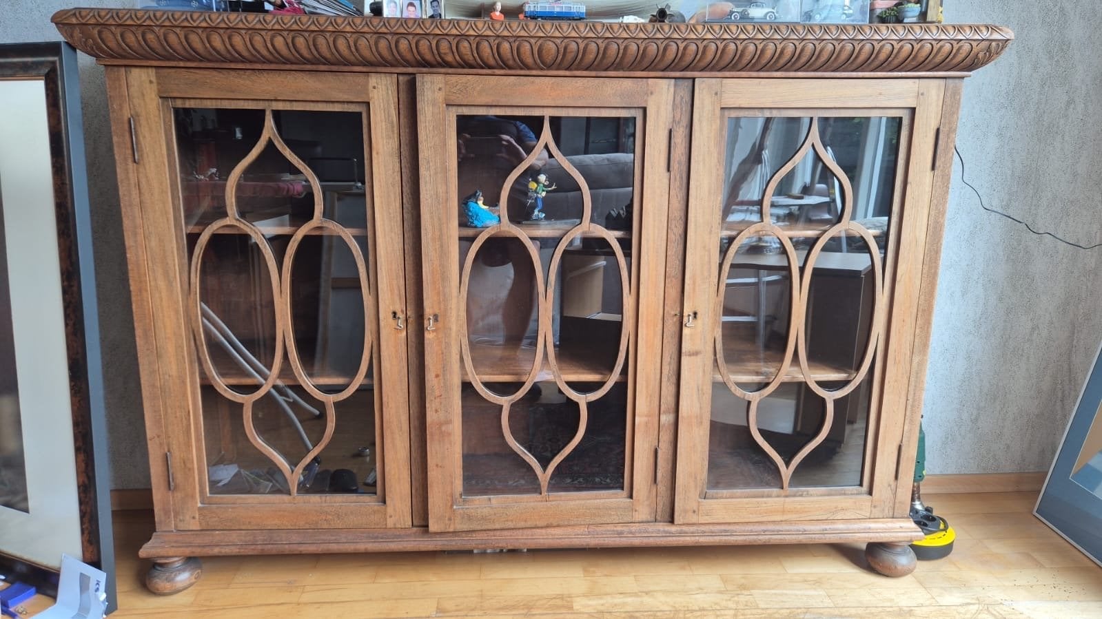 Antieke houten vitrinekast met glazen deuren, Antiek en Kunst, Ophalen of Verzenden