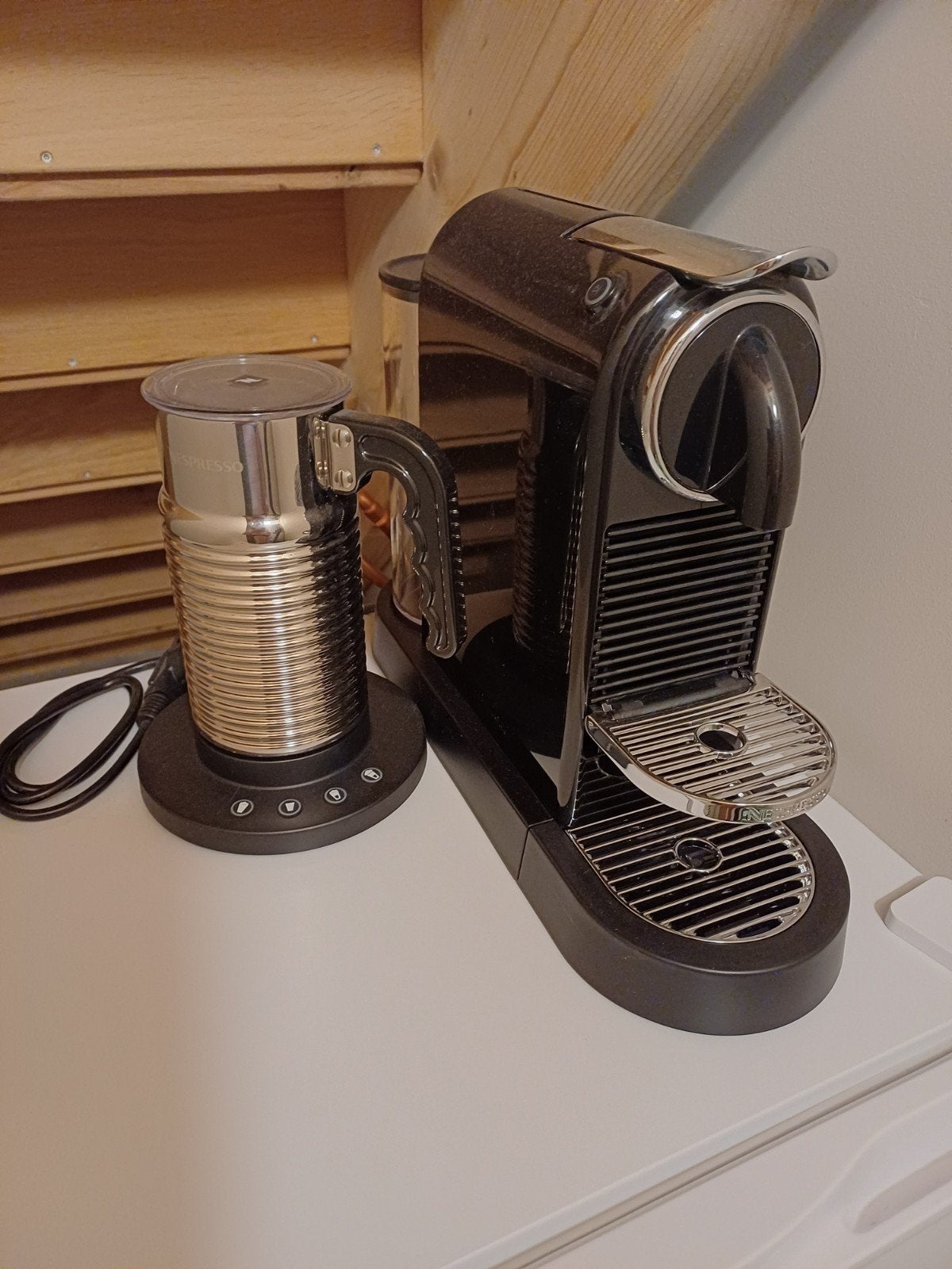 Nespresso Inissia met Aeroccino 3 melkopschuimer, Ophalen, Espresso apparaat, Zo goed als nieuw, 1 kopje