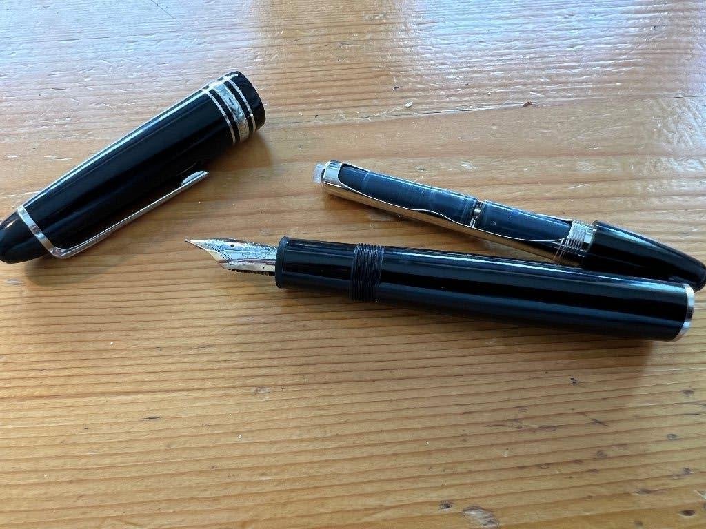 Te koop gevraagd Mont Blanc Meisterstuck Traveller Vulpen, Ophalen, Met doosje, Zo goed als nieuw, Vulpen