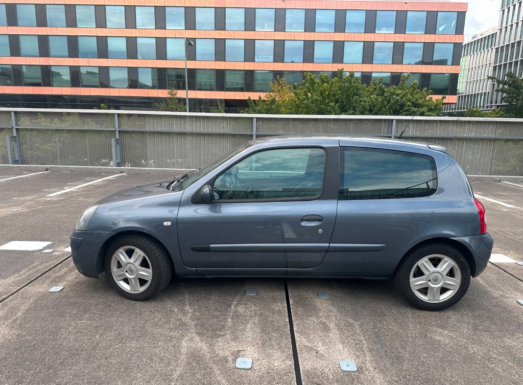 Renault Clio 1.6 16V Dynbas E4 2005 Blauw, Voorwielaandrijving, 537 kg, 40 €/maand, 4 cilinders