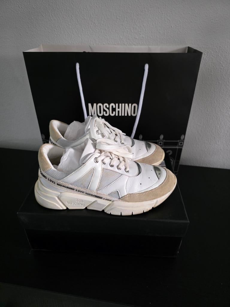 Moschino schoenen maat 39, Ophalen of Verzenden, Zo goed als nieuw, Zwart, Sneakers of Gympen