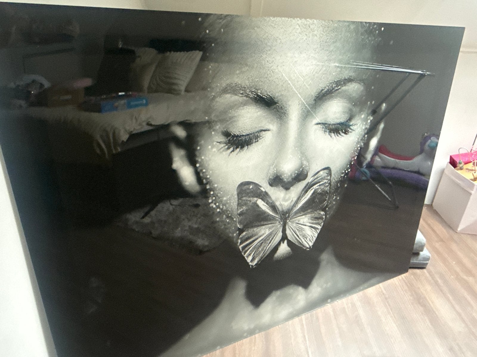 Plexiglas schilderij: Vrouw met vlinder (zwart-wit), Ophalen, Kunststof, Ophangklaar, Figuren