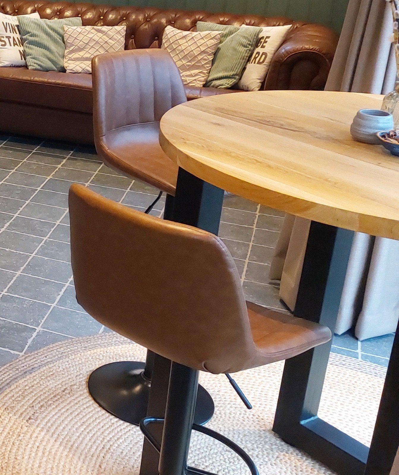 Mooie stevige bartafel eiken/staal met krukken en vloerkleed, Ophalen, Zo goed als nieuw