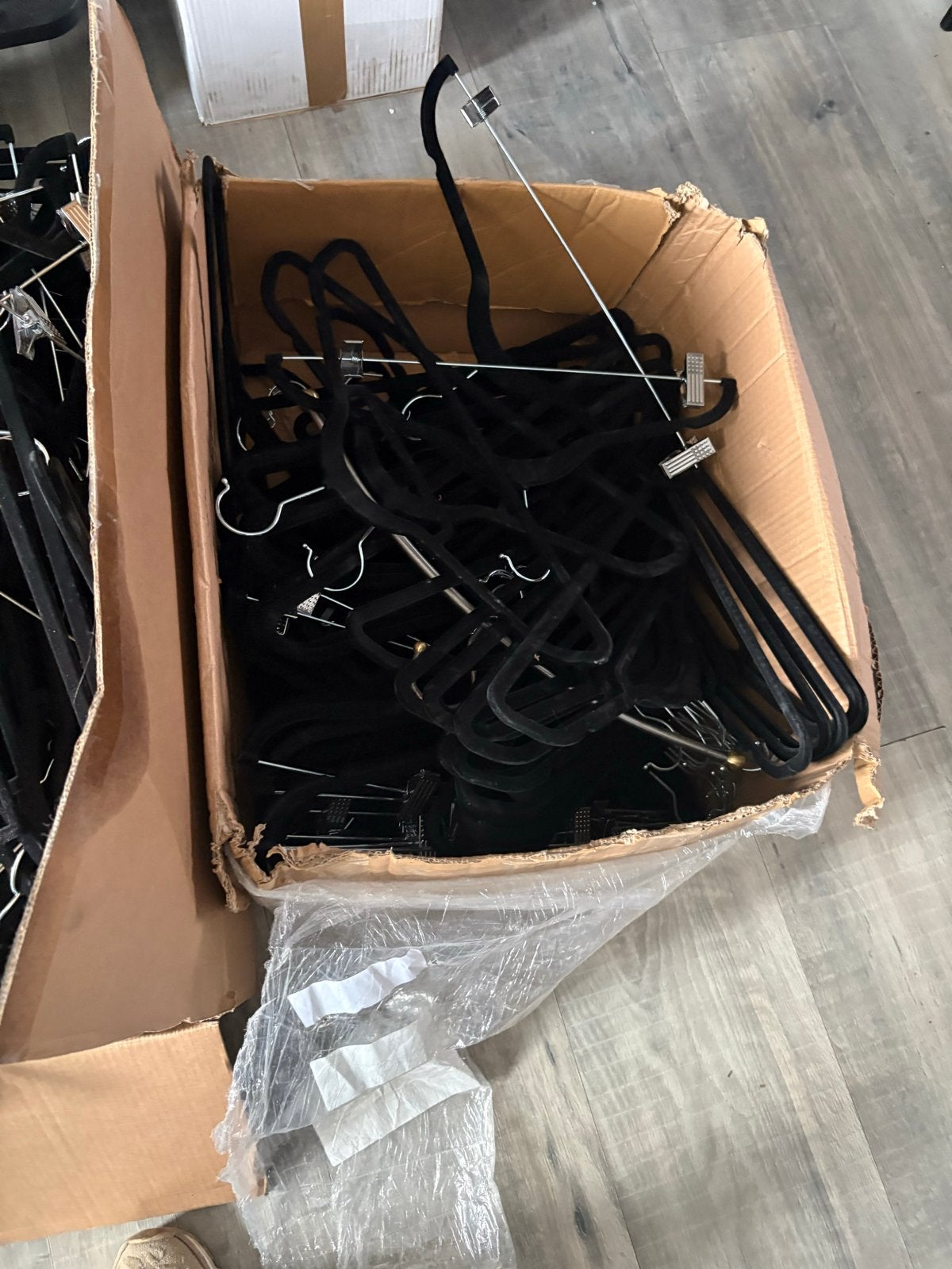 Drie dozen zwarte fluwelen kledinghangers met clips, Kleding | Dames, Kledinghangers, Ophalen, Gebruikt, Fluweel, Volwassenen