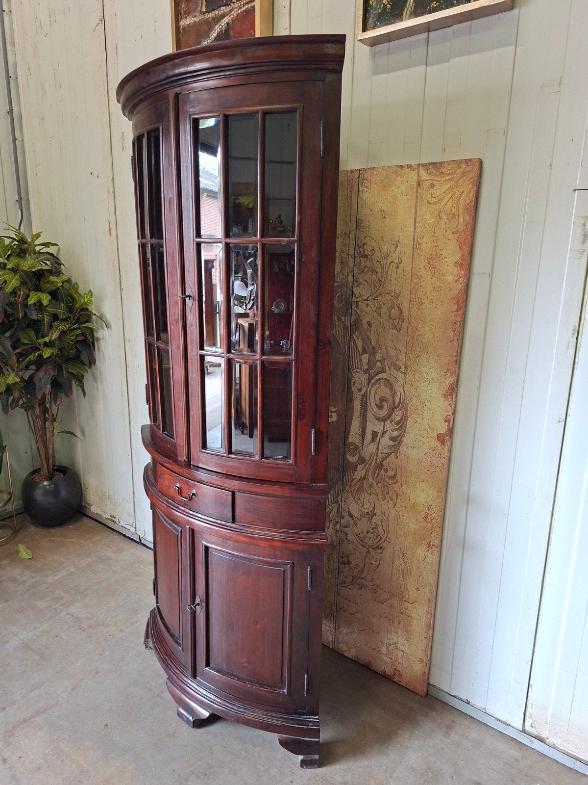 Klassiek Engelse hoek vitrine, servies kast mahoniehout, Ophalen of Verzenden, Zo goed als nieuw, 25 tot 50 cm