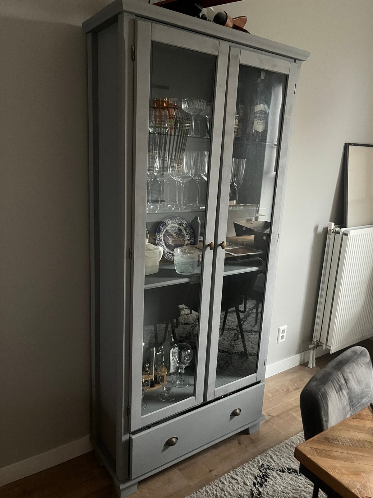 Grijze vitrine kast, Ophalen, Gebruikt, Met deur(en), 50 tot 100 cm