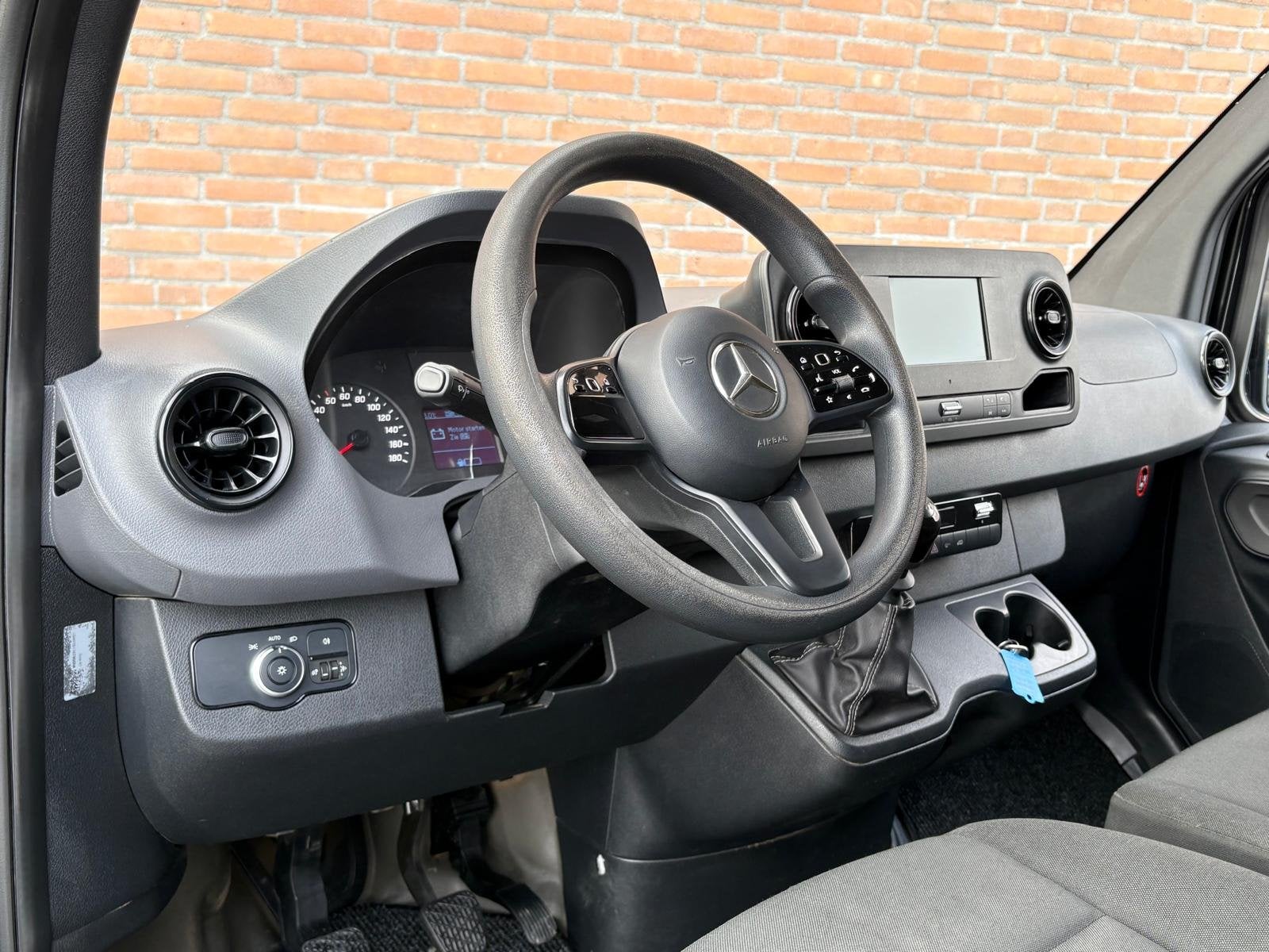 Mercedes-Benz Sprinter 211CDI L2H2 Carplay / M-bux / Camera, Voorwielaandrijving, Stof, Gebruikt, 4 cilinders