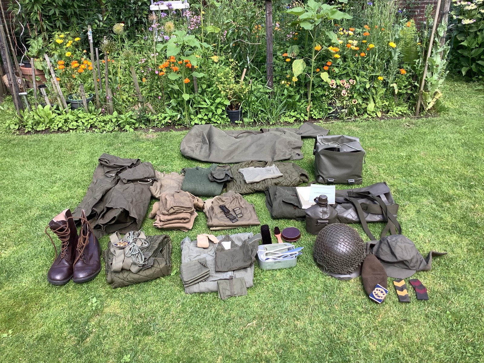 Uitgebreide militaire uitrusting Landmacht, Ophalen of Verzenden, Landmacht, Nederland, Helm of Baret