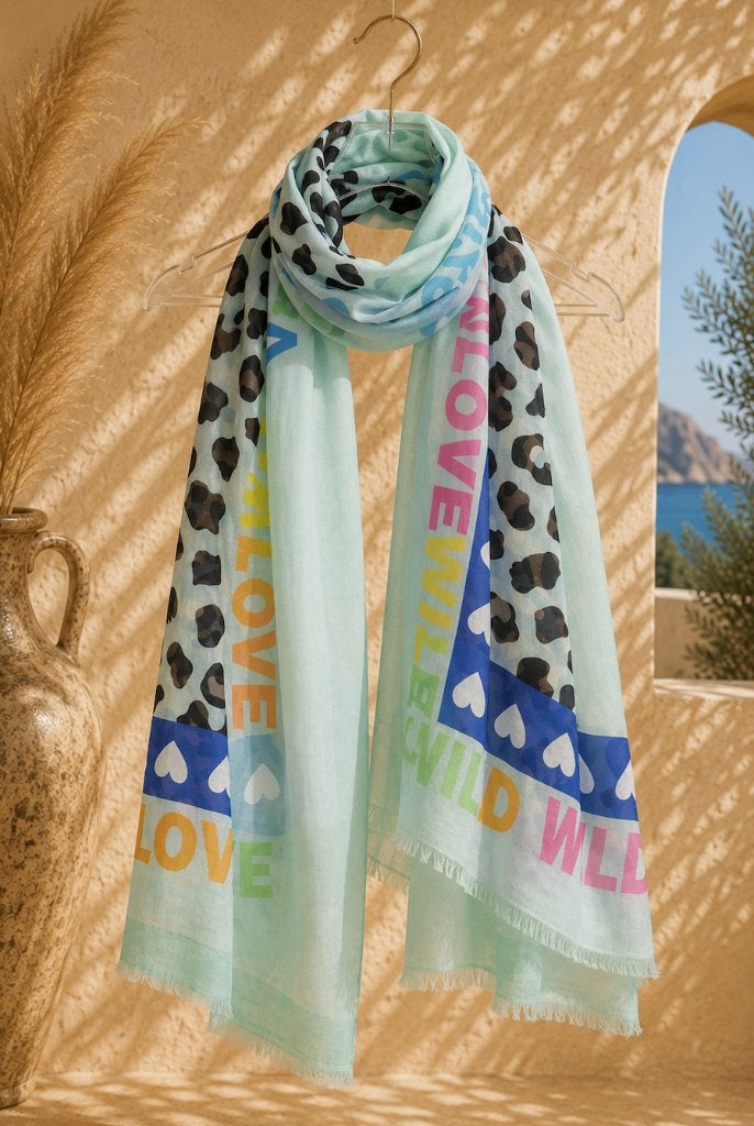 Sjaal Love Groen, Kleding | Dames, Mutsen, Sjaals en Handschoenen, Ophalen of Verzenden, Nieuw, Maat 46/48 (XL) of groter, Sjaal