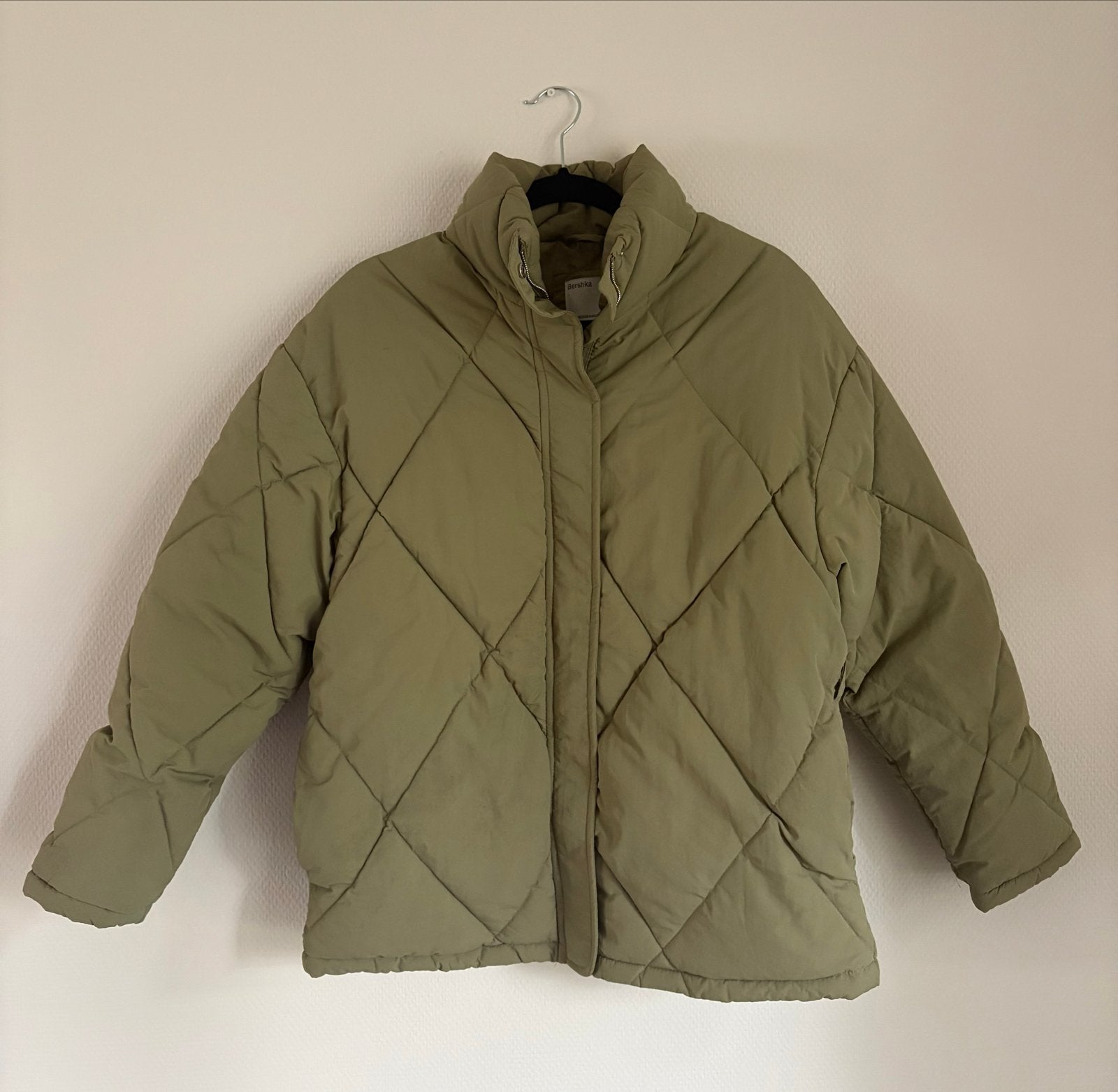 Bershka Groene Puffer damesjas, Maat: XS-S, Kleding | Dames, Ophalen of Verzenden, Gedragen, Maat 36 (S), Groen