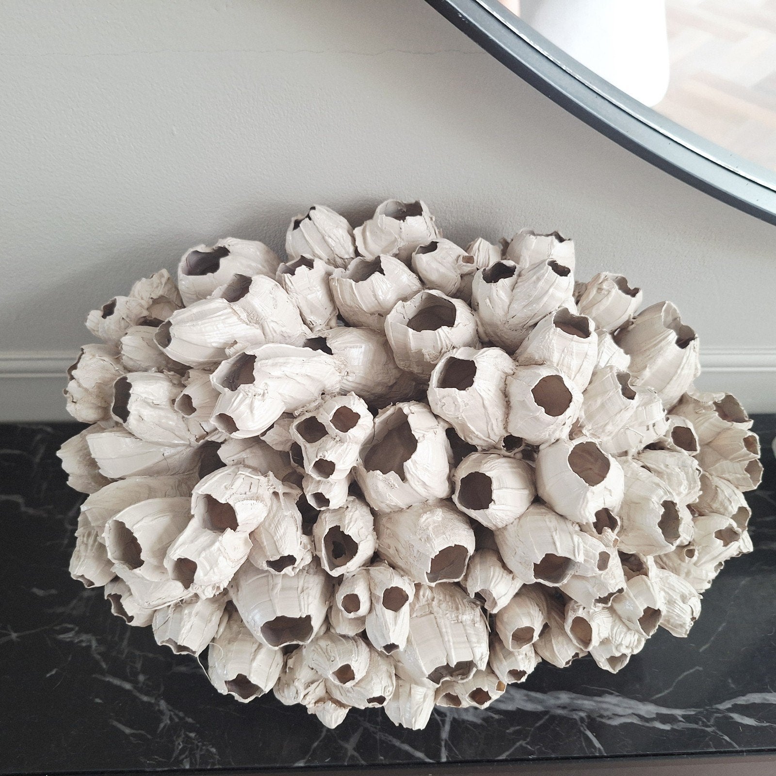 Fantastisch groot pokken cluster Beige op zwarte voet, Huis en Inrichting, Woonaccessoires | Overige, Nieuw, Ophalen of Verzenden