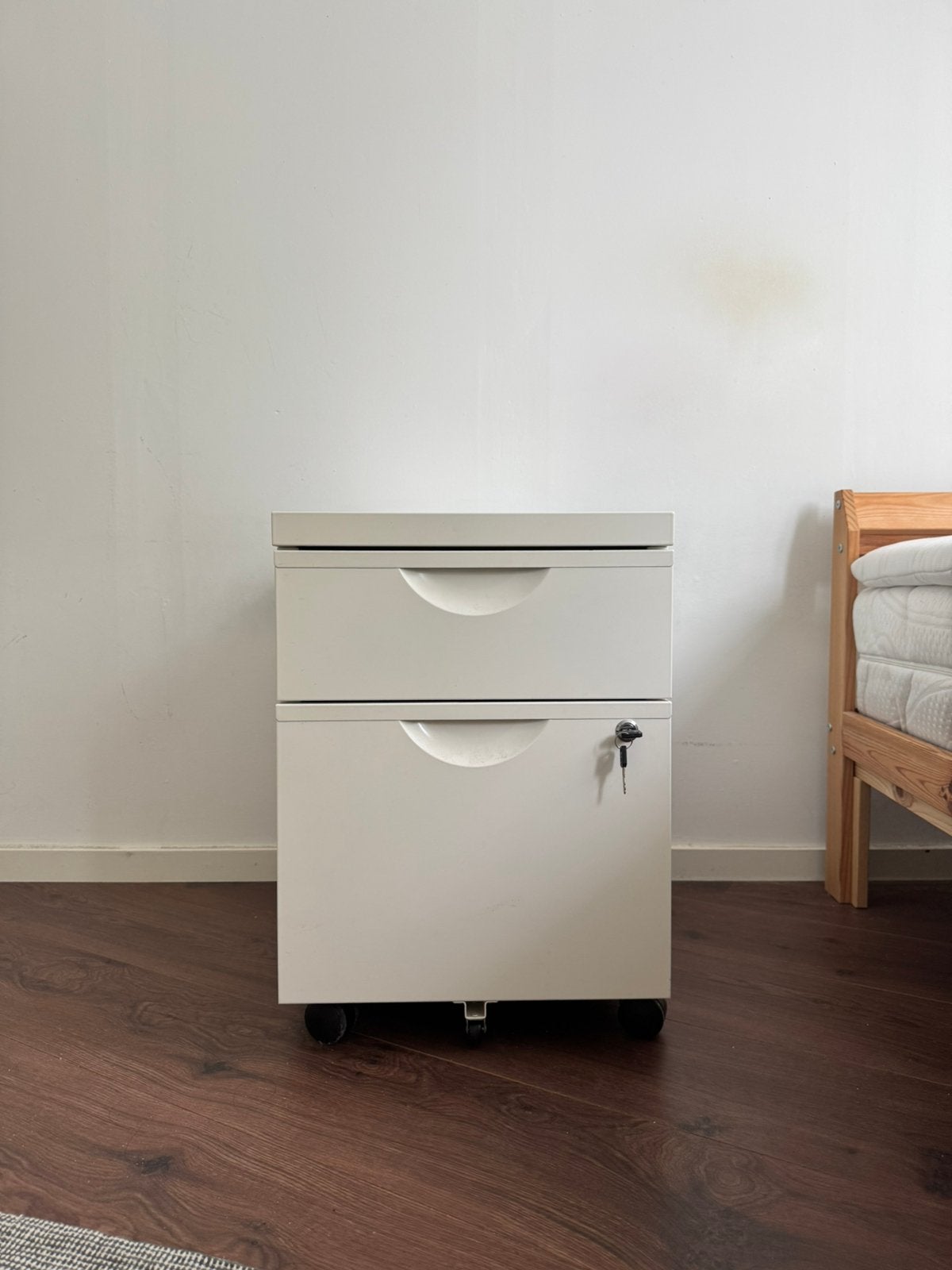 Ladeblok nachtkastje wit ikea met sleutel, Huis en Inrichting, Slaapkamer | Nachtkastjes, Ophalen, Minder dan 45 cm, Metaal of Aluminium