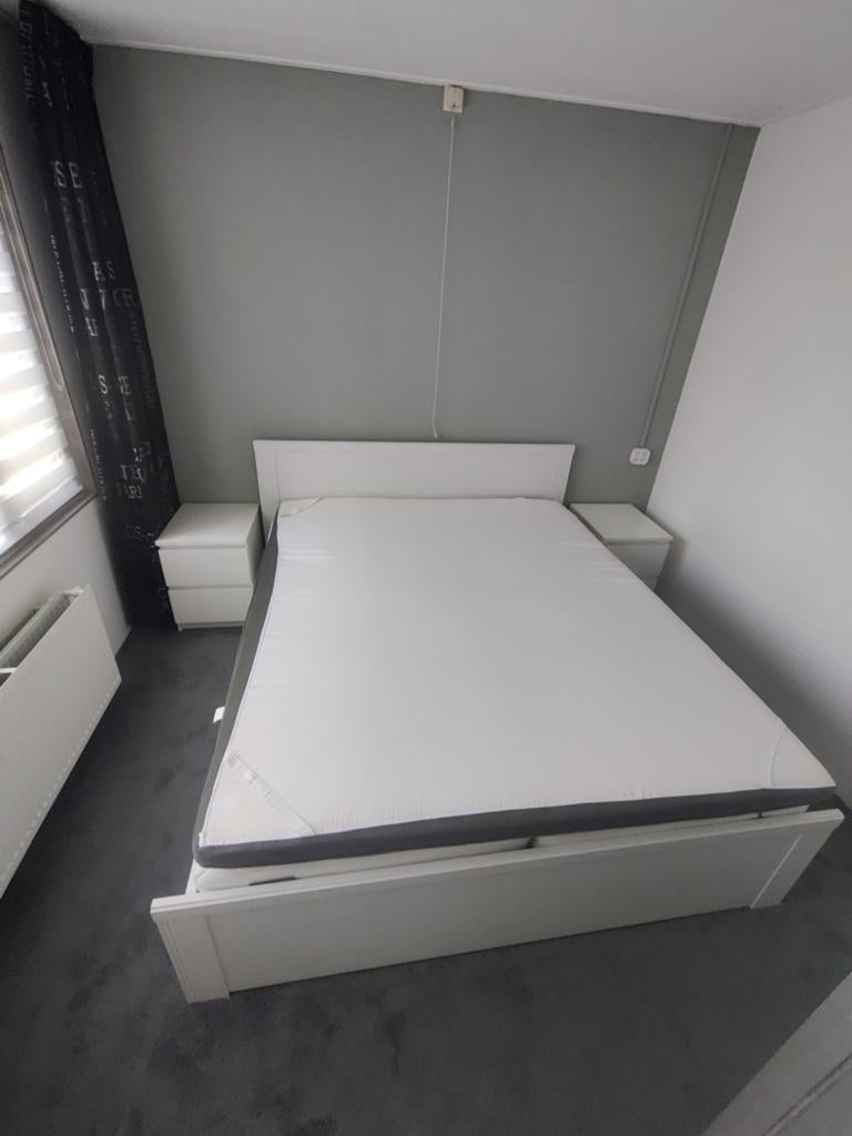 Ikea Bed 160x200cm met matrassen, topper en nachtkastjes, Ophalen, Gebruikt, Wit, Tweepersoons