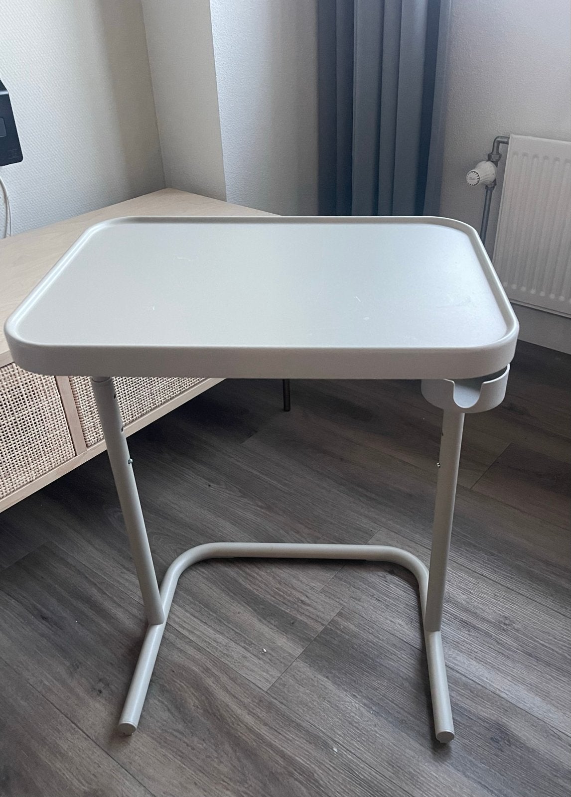 IKEA BJÖRKÅSEN Laptophouder - Beige en Verstelbaar, Huis en Inrichting, Tafels | Bijzettafels, Ophalen, Minder dan 55 cm, Metaal of Aluminium